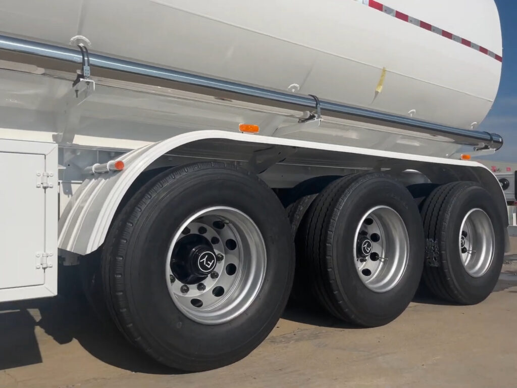 Fuel tanker semi trailer Taitong brand tires with steel rims detail